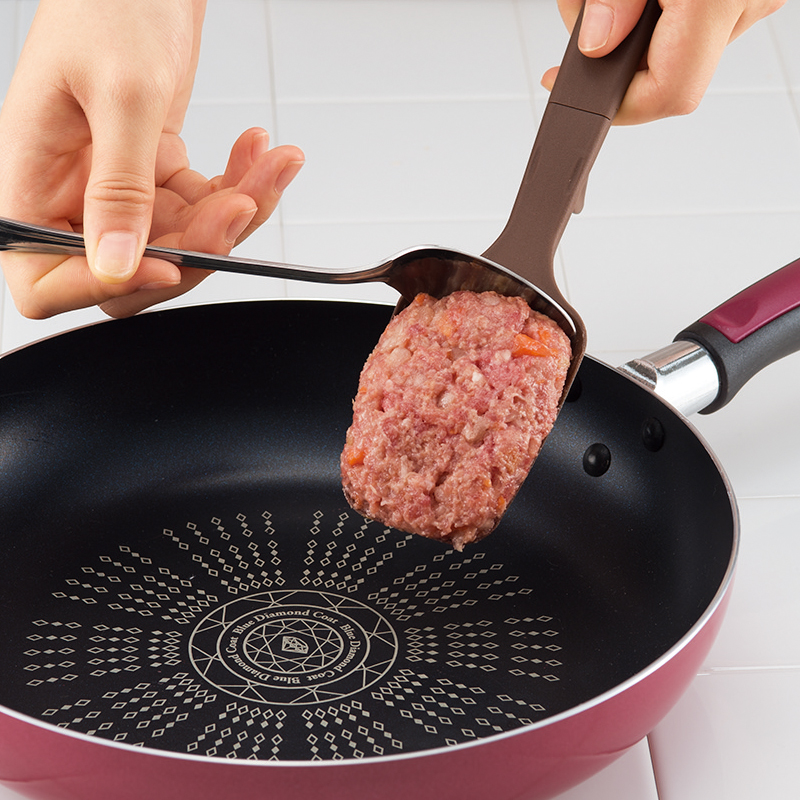 ハンバーグをヘラで落とし込む