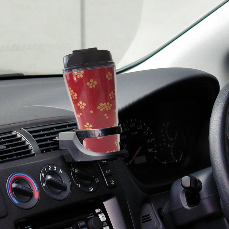 車のカップホルダーにもいれることができます（一部形状的に入らない場合もあります）